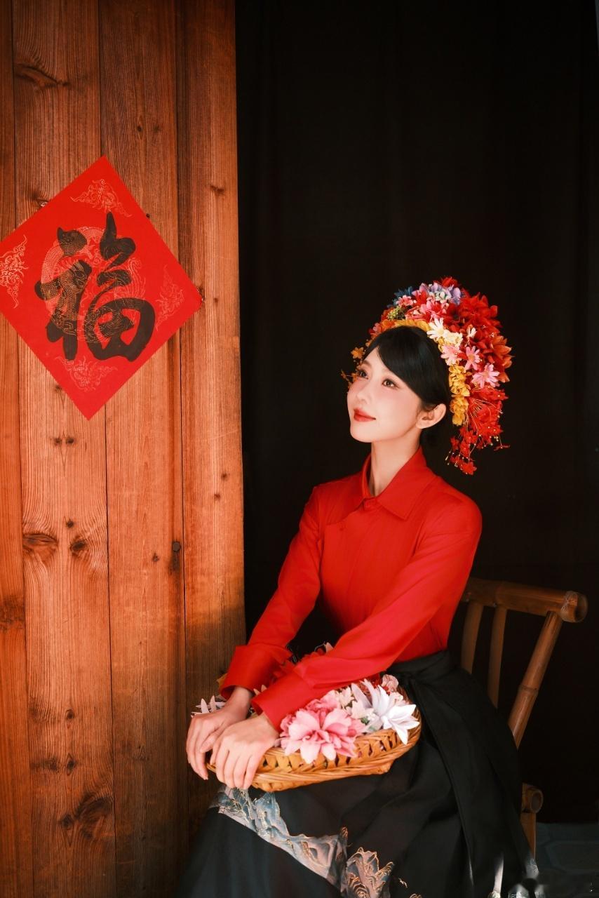 宣璐泉州非遗簪花造型古厝、红裙、满头簪花，好美好美～传统和现代结合太有创意了宣璐