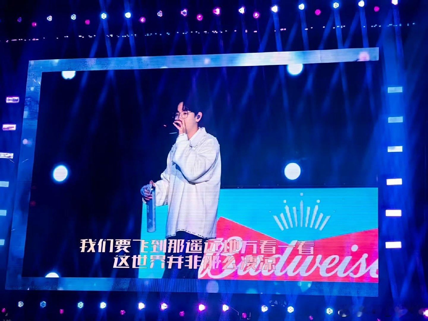 胡夏音乐节带着氧气瓶上台原来 “稳如老狗” 的另一种打开方式是胡夏拿着氧气瓶唱歌