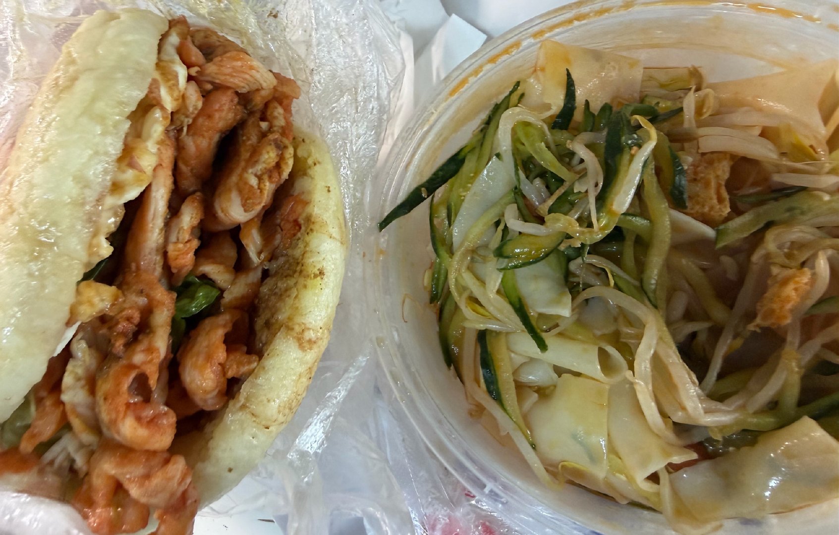 这个里脊肉夹馍 给到一个夯 巨大一个！！！超级管饱 满满的里脊肉 还有一个大煎蛋