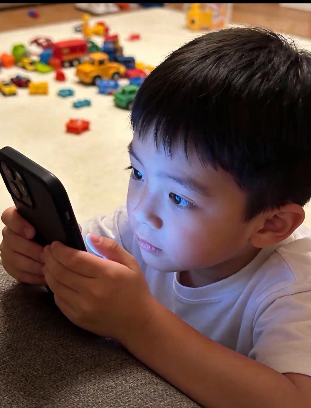 切记！别让手机毁了孩子一生

我发现，如今的一些孩子整天沉迷于手机，玩物丧志，不