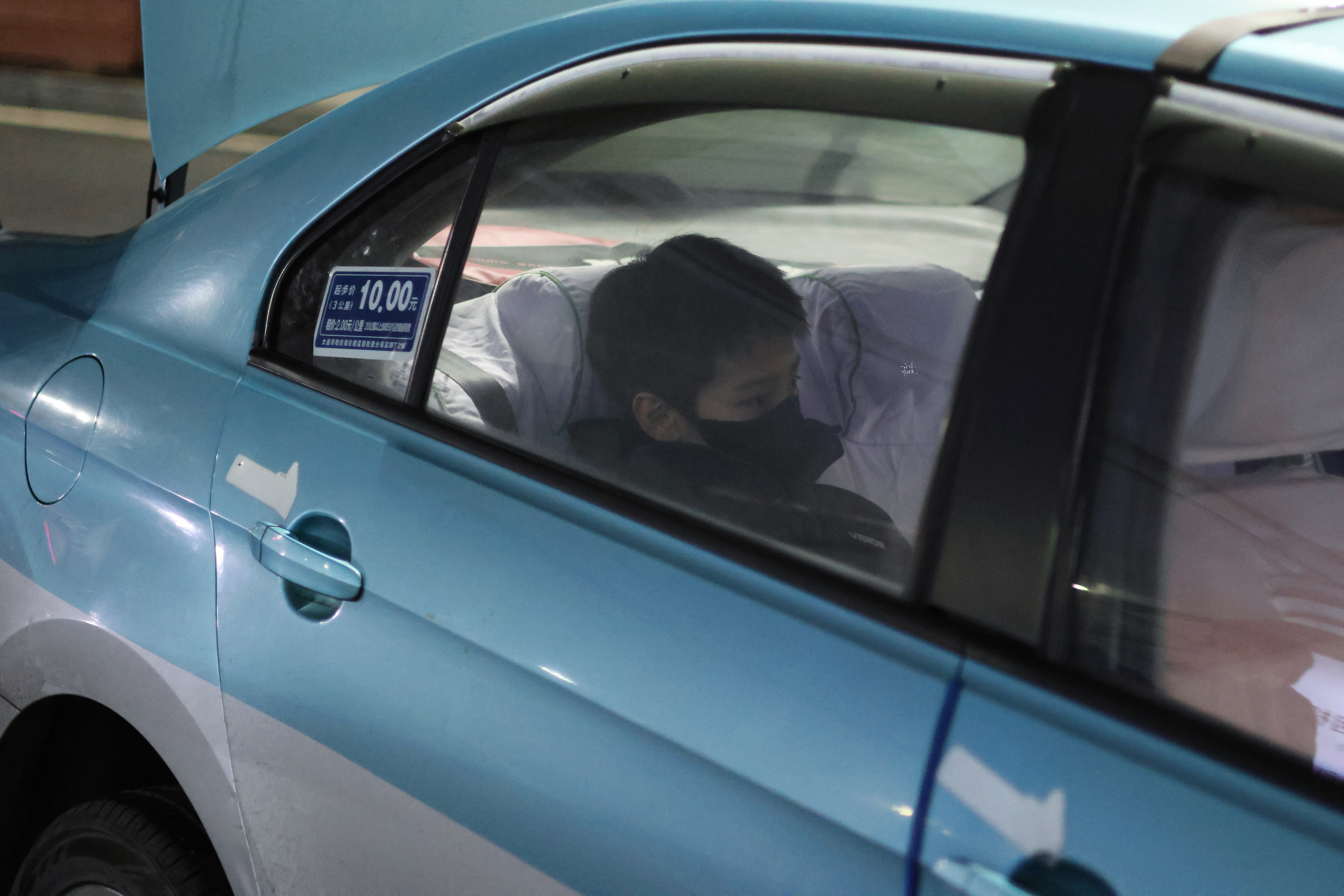 这不就是霸总幼年体 小时候在十块钱起步价的出租车里对你爱答不理 长大后在豪车宾利