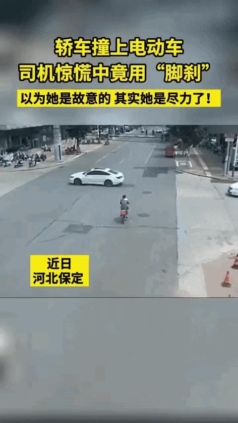 这女司机撞上了电动自行车，开始紧张到不会踩刹车，车子硬是顶着电动机自行车往前推了