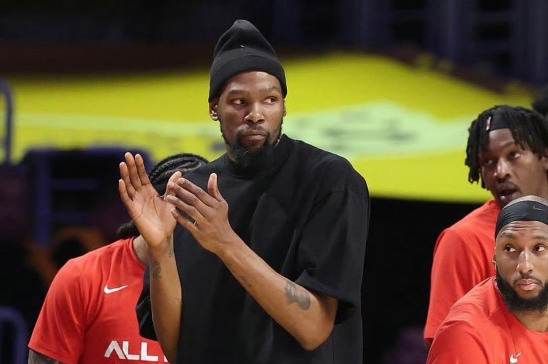 Shams报道杜兰特G2最新的情况是赛前决定，有消息人士透露，杜兰特大概率会打，