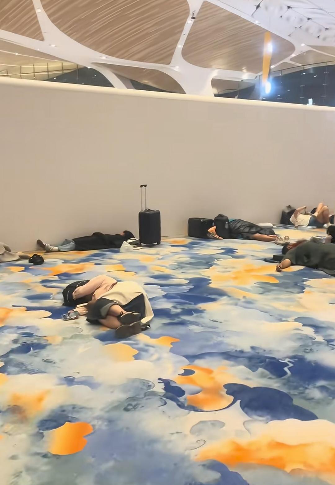 请广州白云机场设计师收下一份歉意！

之前看到有乘客抱怨，拉着行李箱根本没办法顺