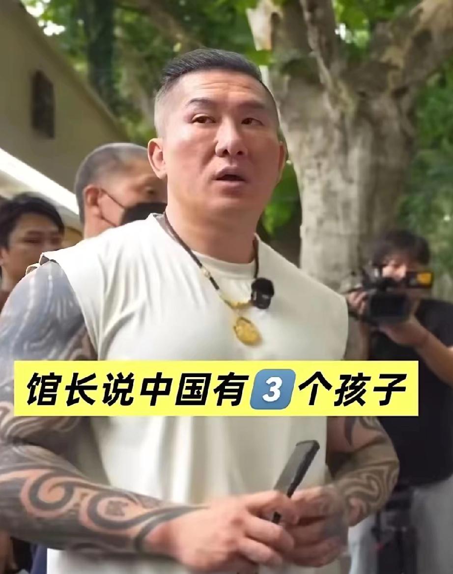 台湾馆长比喻说：咱中国有仨孩子。澳门就似温顺的小闺女，不吵不闹。香港是二小子，偶