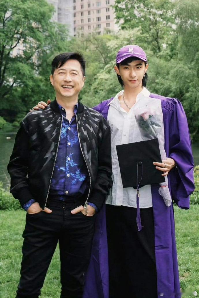 歌手后哈林为儿子恩利现身庾澄庆给恩利新歌打call 父辈以音乐立身，后辈追逐同样