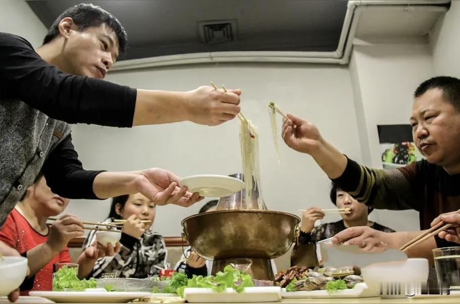 老乡老莫，几天前请我们几个同乡吃火锅。

       到了地方，才知老莫请这顿