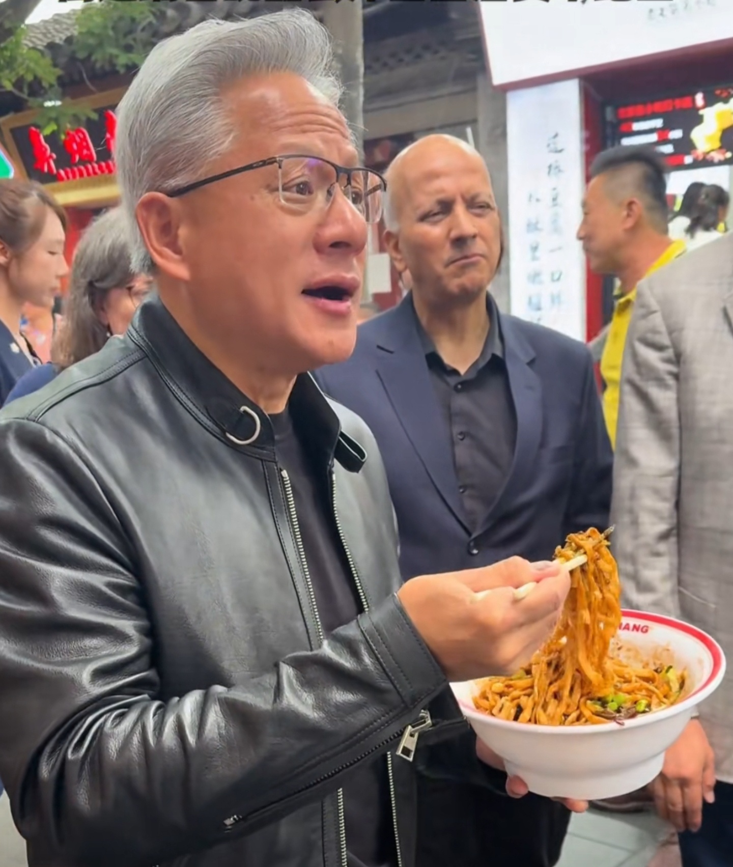 黄仁勋去吃了炸酱面大佬北京打卡成功✅黑皮衣+炸酱面🍜+蜜雪冰城🥤，这组合太接