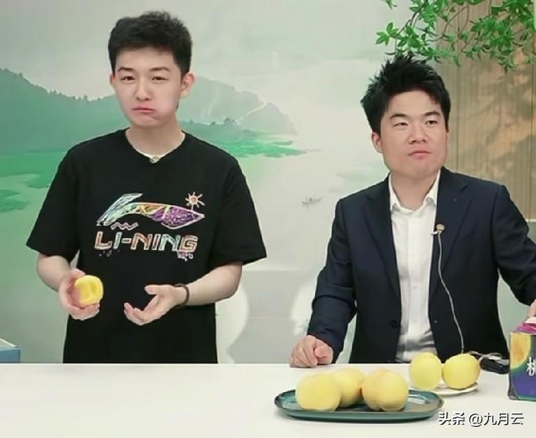 董董这是“老板夹菜我转桌”上瘾了，掰开一个桃，自己“咔嚓”一口就开吃，根本没有要