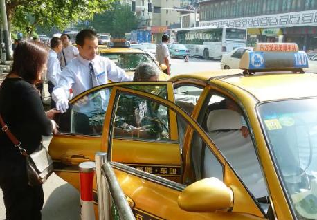 为什么大家如今宁可排队等网约车，也不愿打出租车？说穿了，就是现在的出租车，活活把