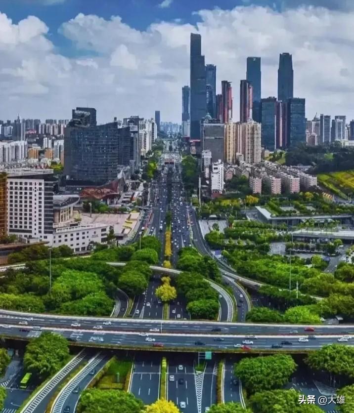 邕城向新十年可期，南宁以实力奔赴一线时代
 邕江碧水翻涌浪潮，载着千帆竞发的气魄