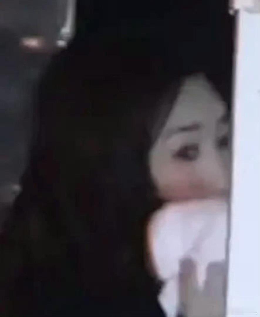 李小冉的脸李小冉浪姐上班一直拿冰袋在敷脸 李小冉浪姐上班一直拿冰袋在敷脸，看着痛
