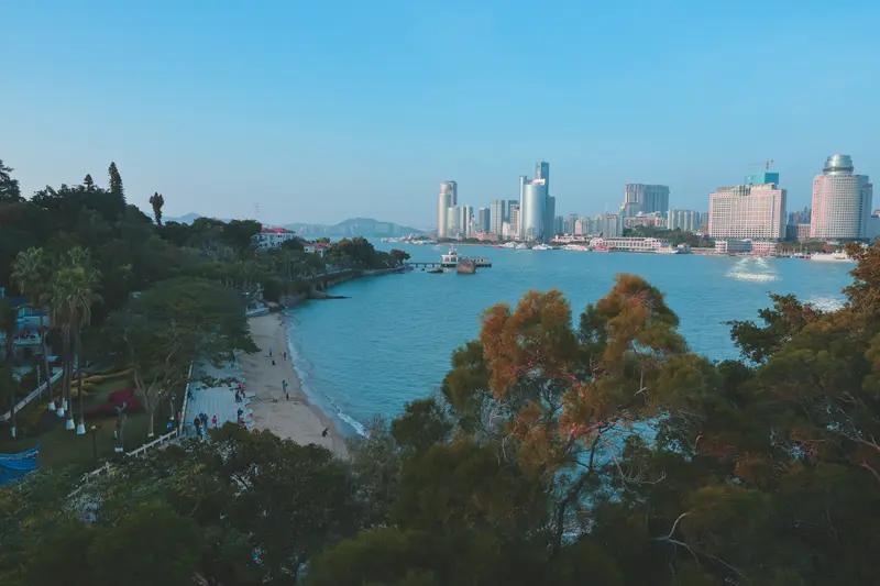 社会进步追求公平均衡普惠可及，最终指向人民共同富裕的幸福生活。就像厦门，“十四五