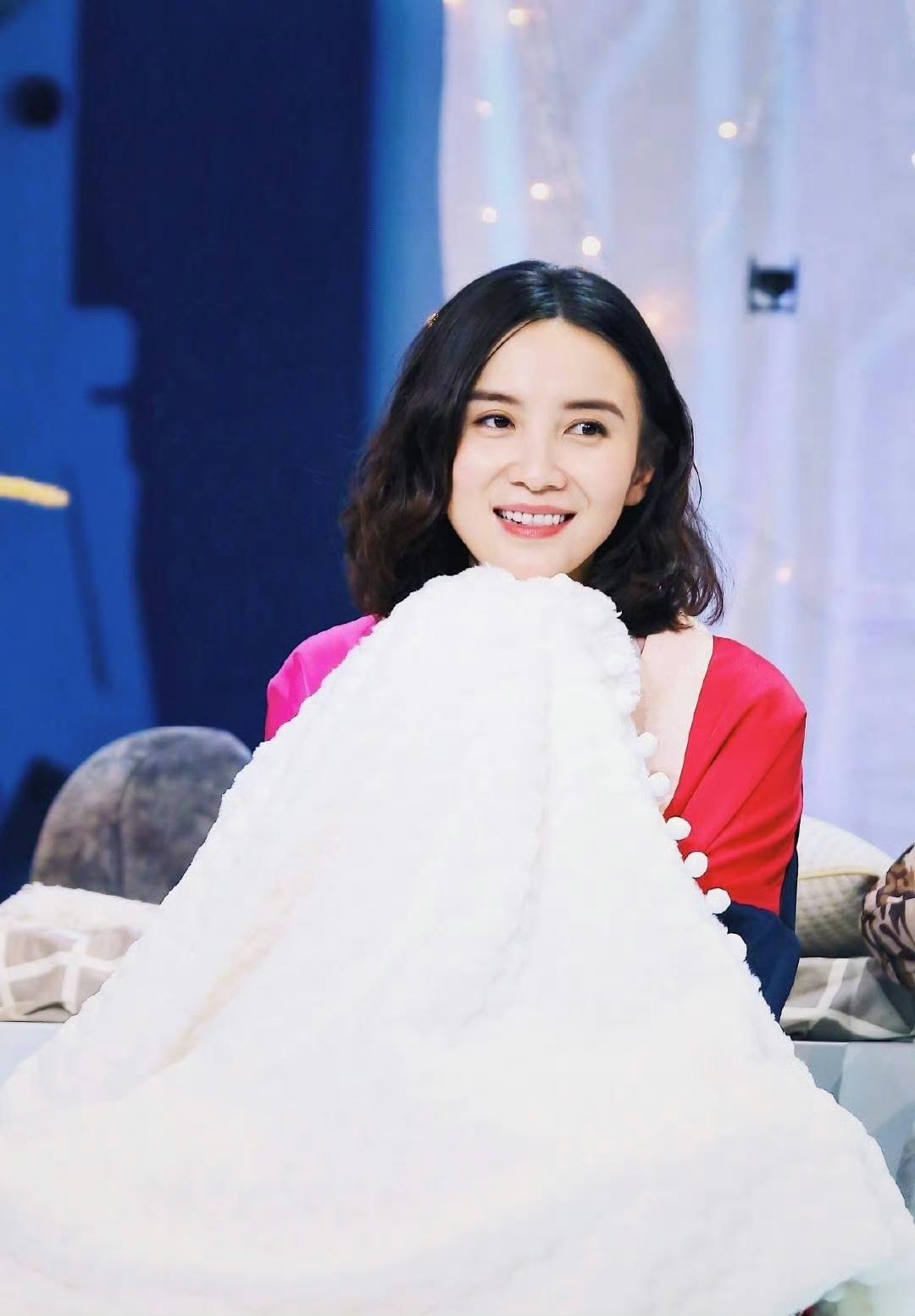 早期的宋佳 ，气场虽然没有现在强，但多了一份可爱😍