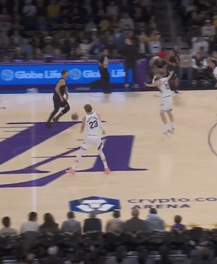 顶级篮球运动员的单打，运球加后仰跳投，动作流畅、节奏精准，几乎堪称教科书级别，值