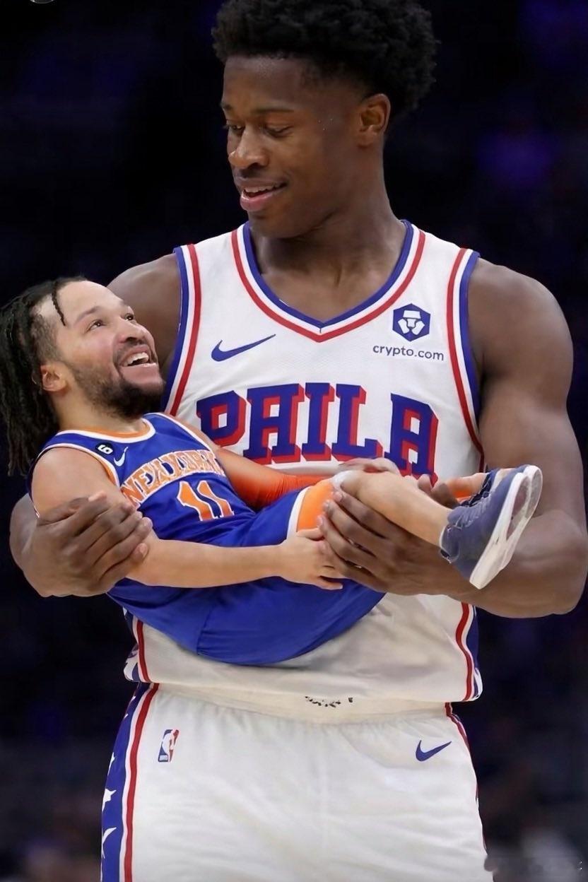 VJ埃奇库姆今天16中10，命中率62.5%！相比之下，尼克斯老大布伦森虽然拿下