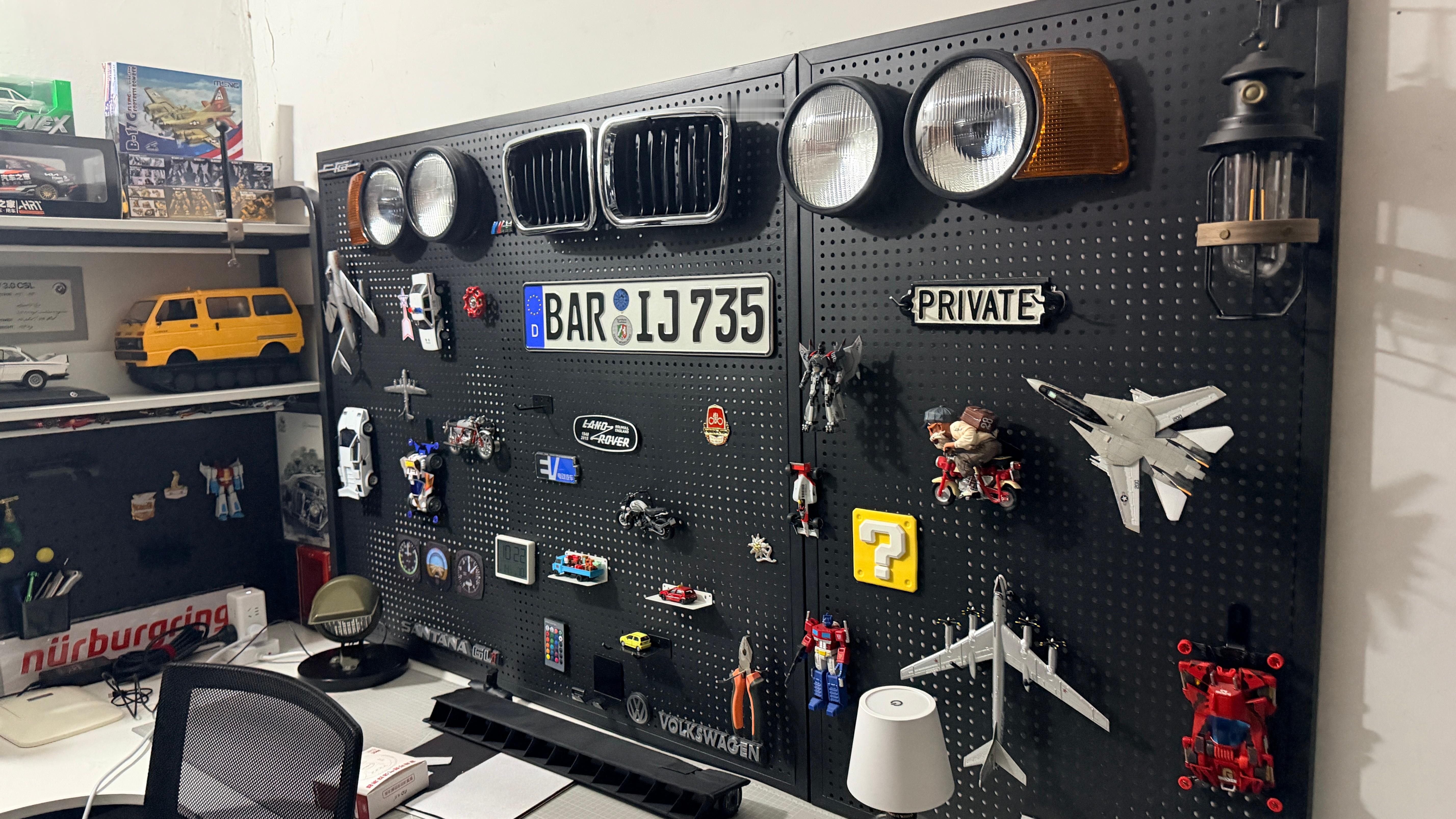 勐哥的工作墙太太太可爱了！每一个小挂件都是自己的心血，我也打算置办一个自己的背景