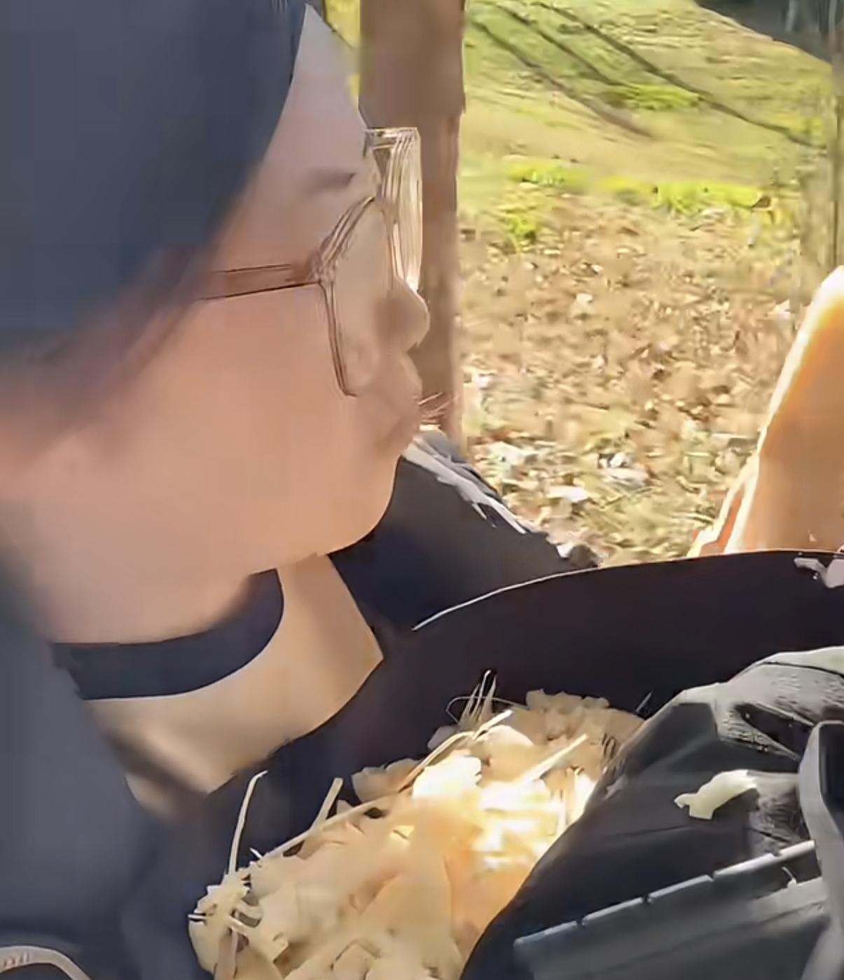 女子在电动车上吃甘蔗
男友提醒你不要甘蔗皮乱吐
女子也很是听话，没吐地上，但却吐