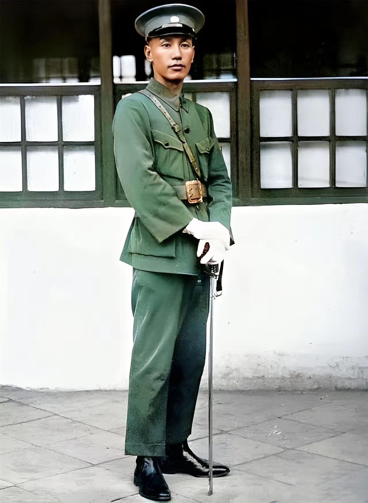 校长38岁彩照，那时很瘦，人很帅，目测也就130斤左右，年轻时就爱拄根“棍”。从