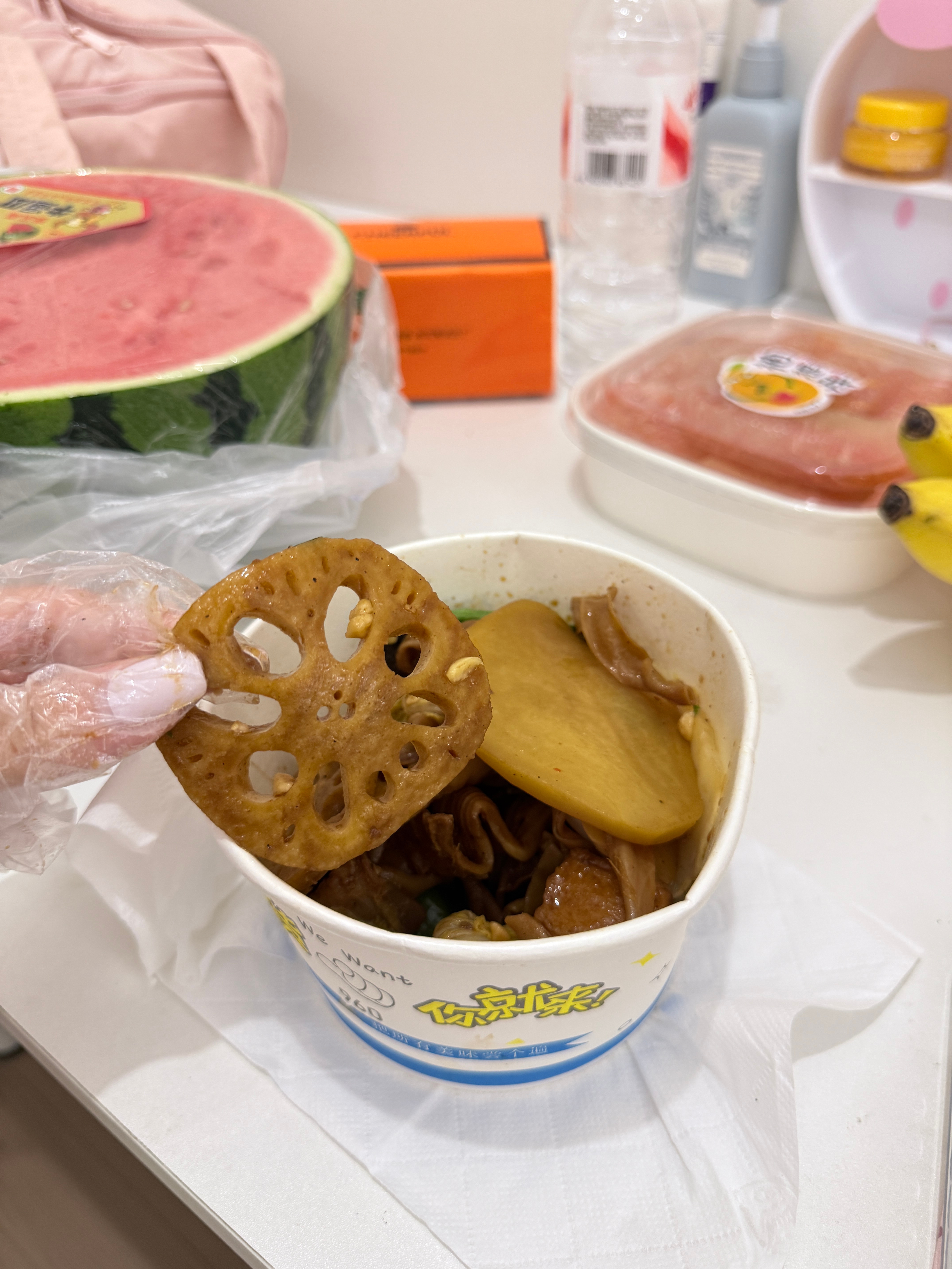 我妈每次出门回来都要给我带好多吃的 这个鸭货是我们家附近我觉得最好吃的[流鼻血]