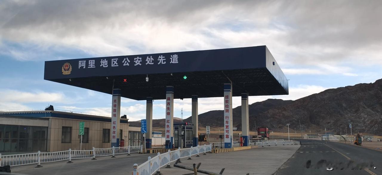 开启羌塘无人区穿越之旅 5.27

早上起来，发现车窗上的水汽竟然结成了一层冰。