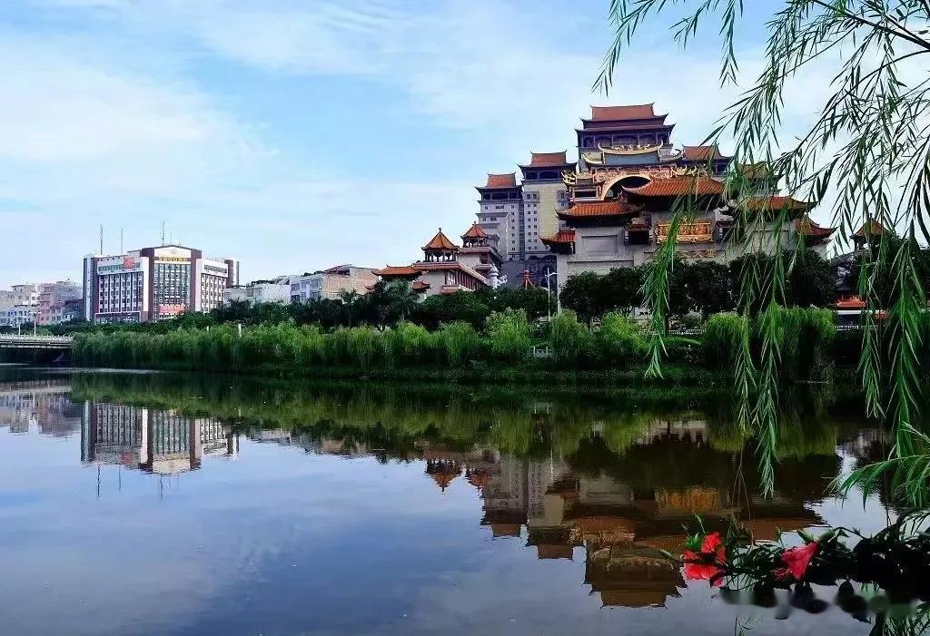 这次我孑然一身，自驾驱车，驰向彩云之南，以畅览天地之胜景，骋怀于山水之间。
滇中
