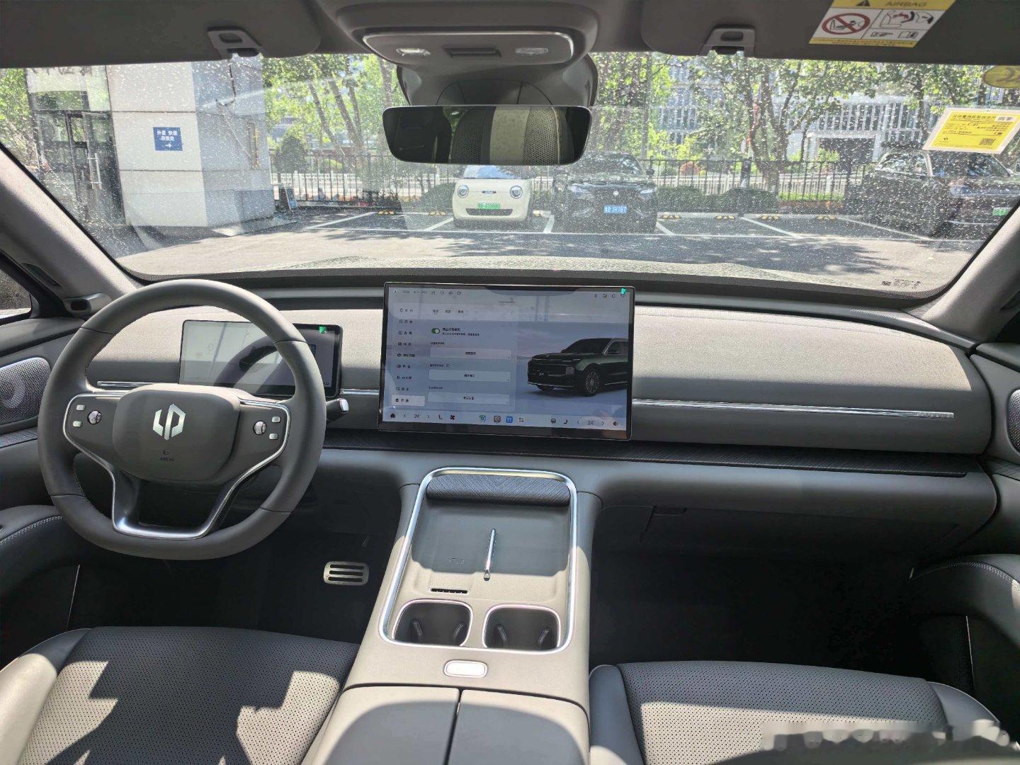 路过来看了看零跑D19 ，外观内饰还有功能上，确实对得起这个价格。今年这个价位的