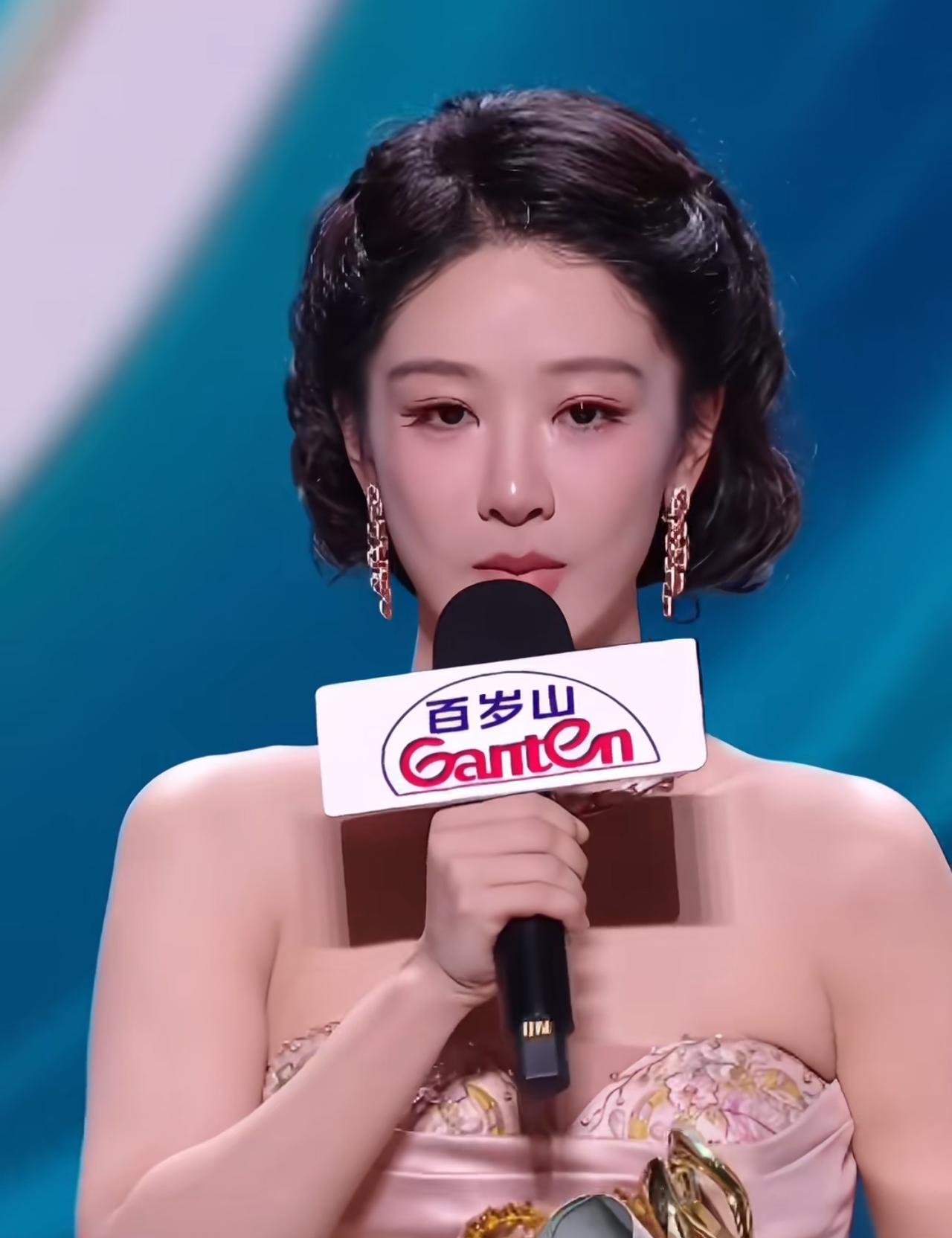 杨紫拿白玉兰奖了。上台那一刻，她几乎全程在哭，带着鼻音一遍又一遍地感谢，说到动情