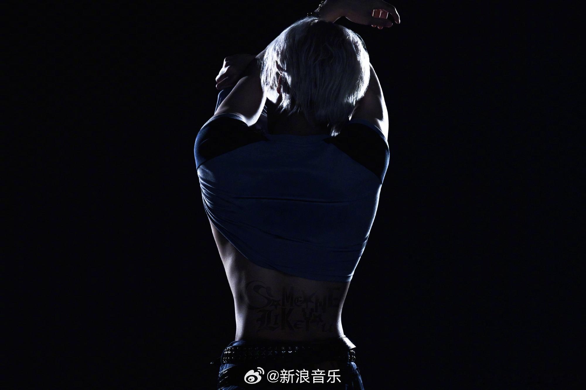 张真源白发裸腰造型 张真源肌肉线条夯爆了 张真源不愧是going系爱豆，这次新歌