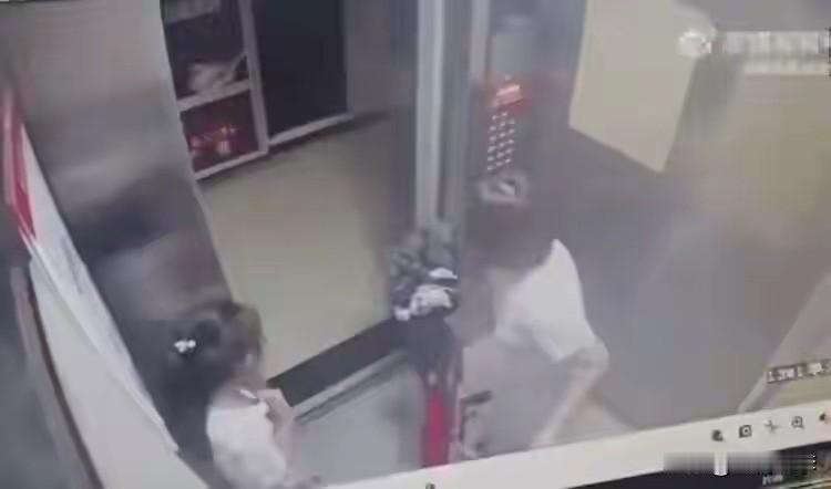 渭南一女子掌掴9岁女孩的事情，属实令人百思不得其解。

事情发生在电梯内，女子和