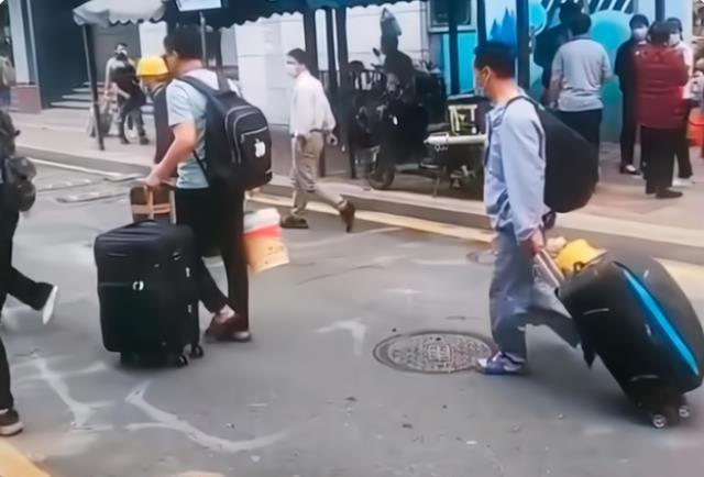 想离职又不敢，多少人像我这样，边喊辞工边赖在岗位上挣扎了一季又一季。

不敢，是
