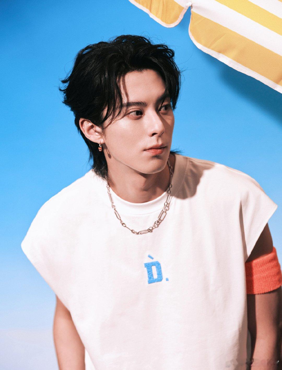 王鹤棣吃薯片的样子演我 看吃薯片的样子简直太治愈了！清爽的穿搭配上灵动的表情，把