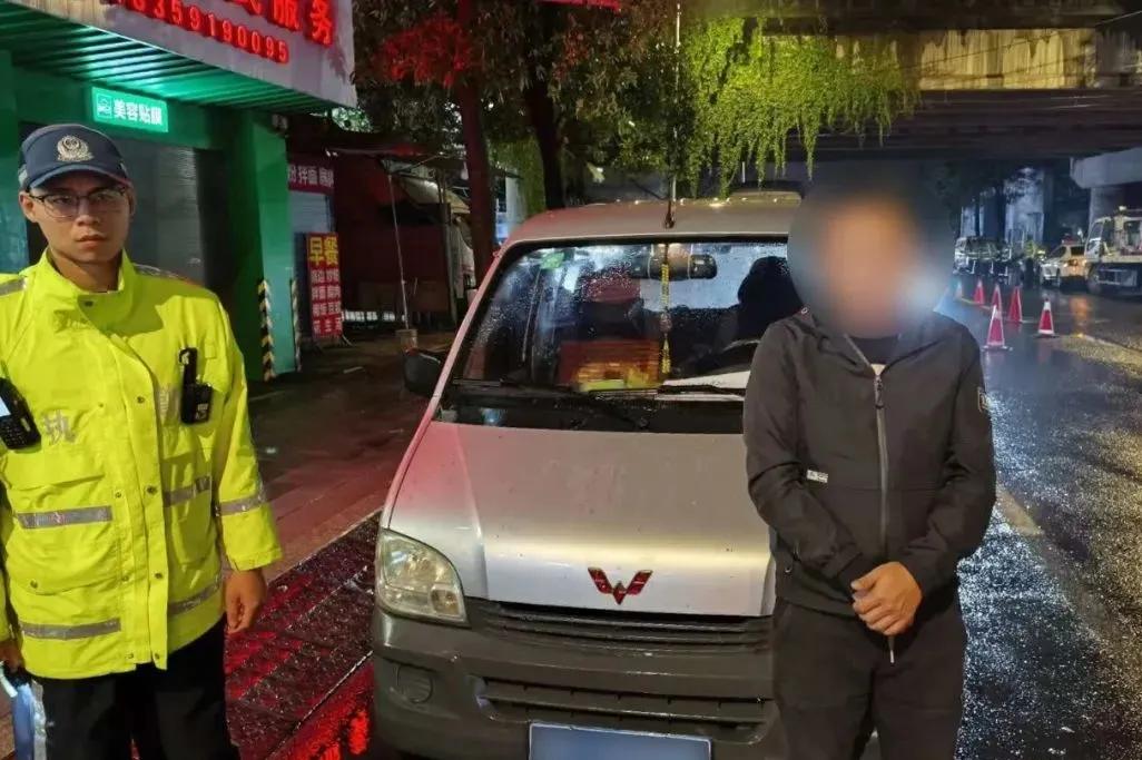 五菱王醉驾被抓
2024年11月20日晚上8点，福州交警在上街高新区元峰路抓获一