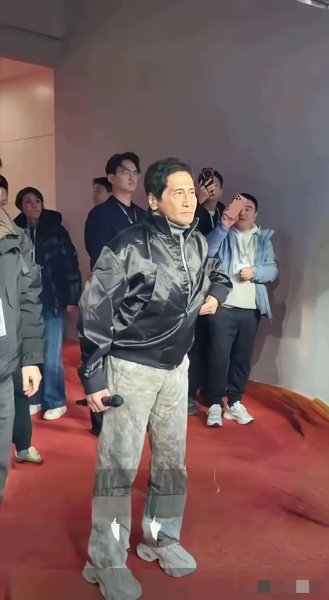 我滴个乖乖！差点没认出来，年轻时那么帅气的人，怎么变成这样了……[笑哭]