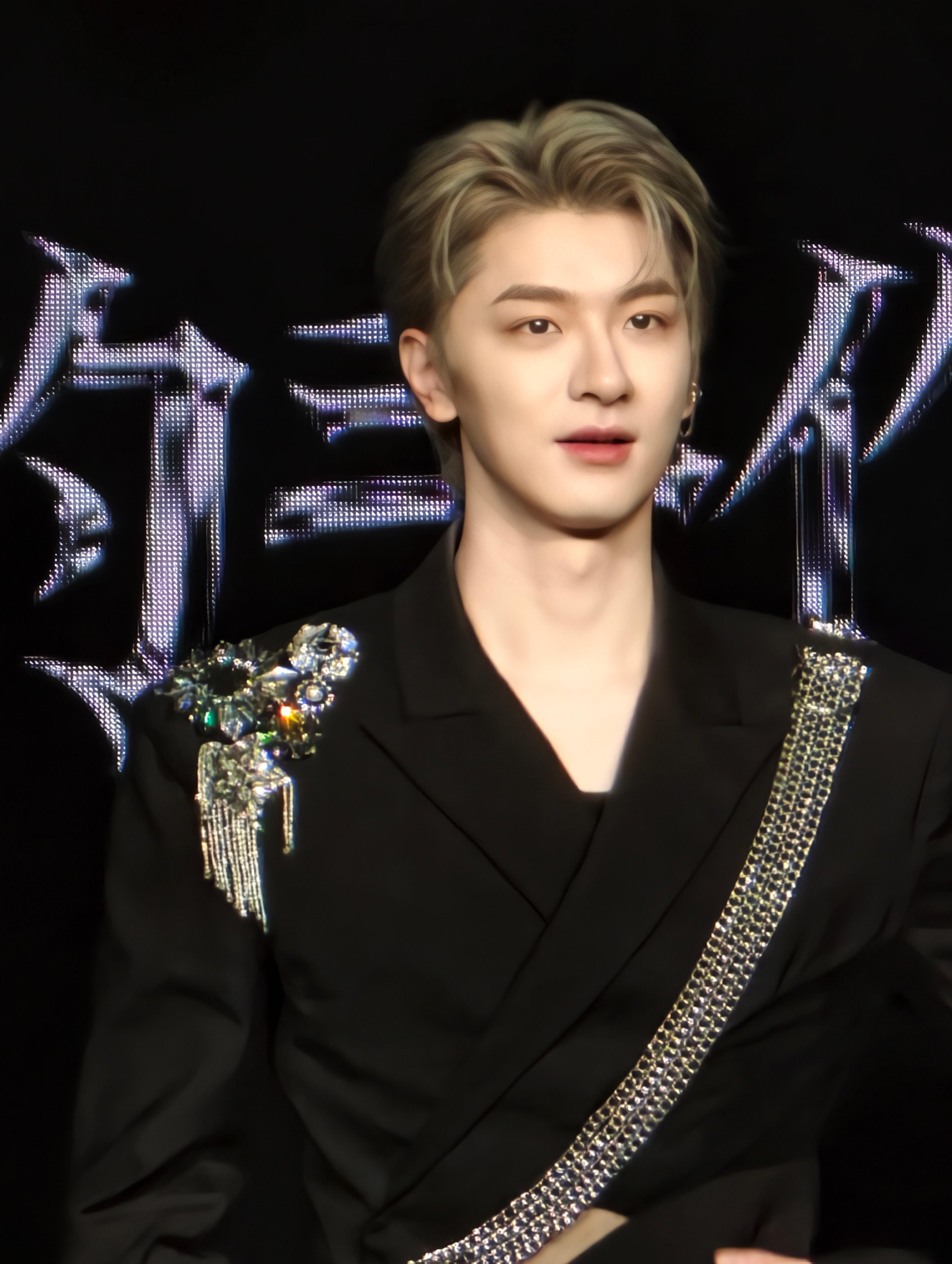 就这个林一又帅又萌，我的相框根本装不下这么长的腿啊啊我拍的星现场林一蒙眼开场林一