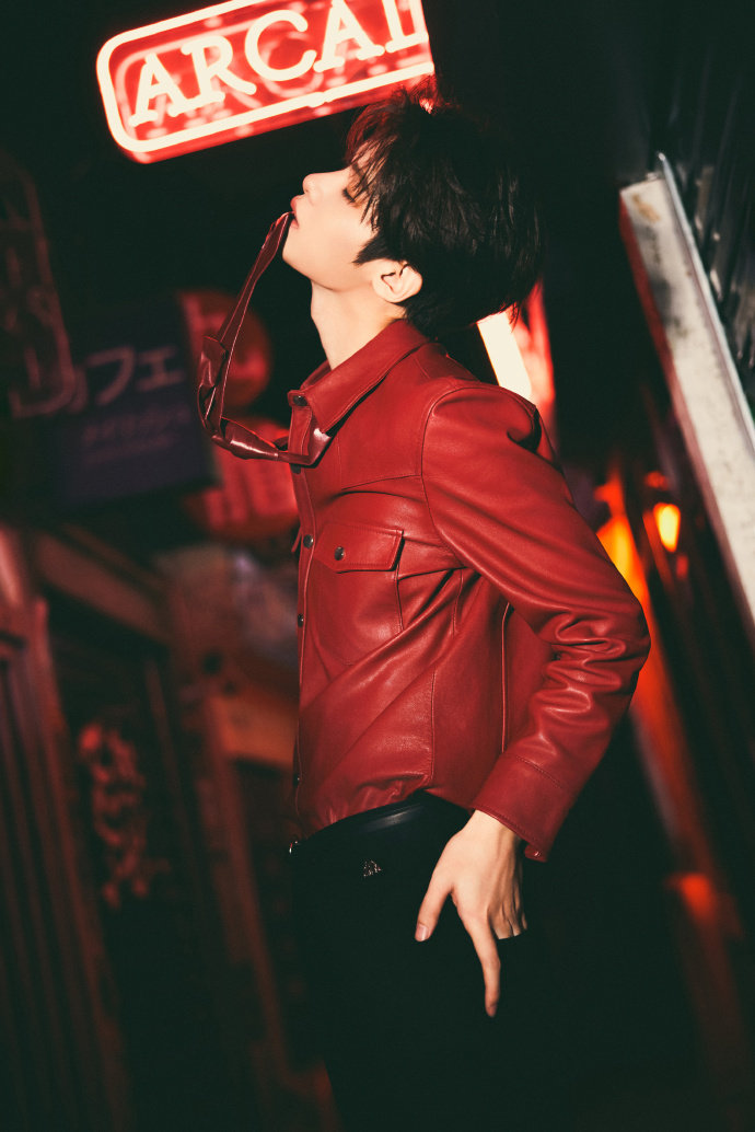 黄明昊复古街道红皮衣造型黄明昊红皮衣咬领带黄明昊复古街道红皮衣造型!红皮衣一穿，