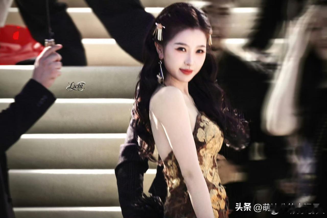 Gala红毯，以一抹东方亮色点缀西方景色，展示优雅大气的中式美学。以自己的海外影