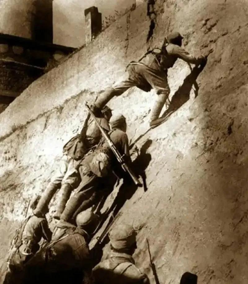 1941年，八路军战士刘厥兰奉命炸鬼子碉堡，因一时着急，他把炸药包放错了地方，没