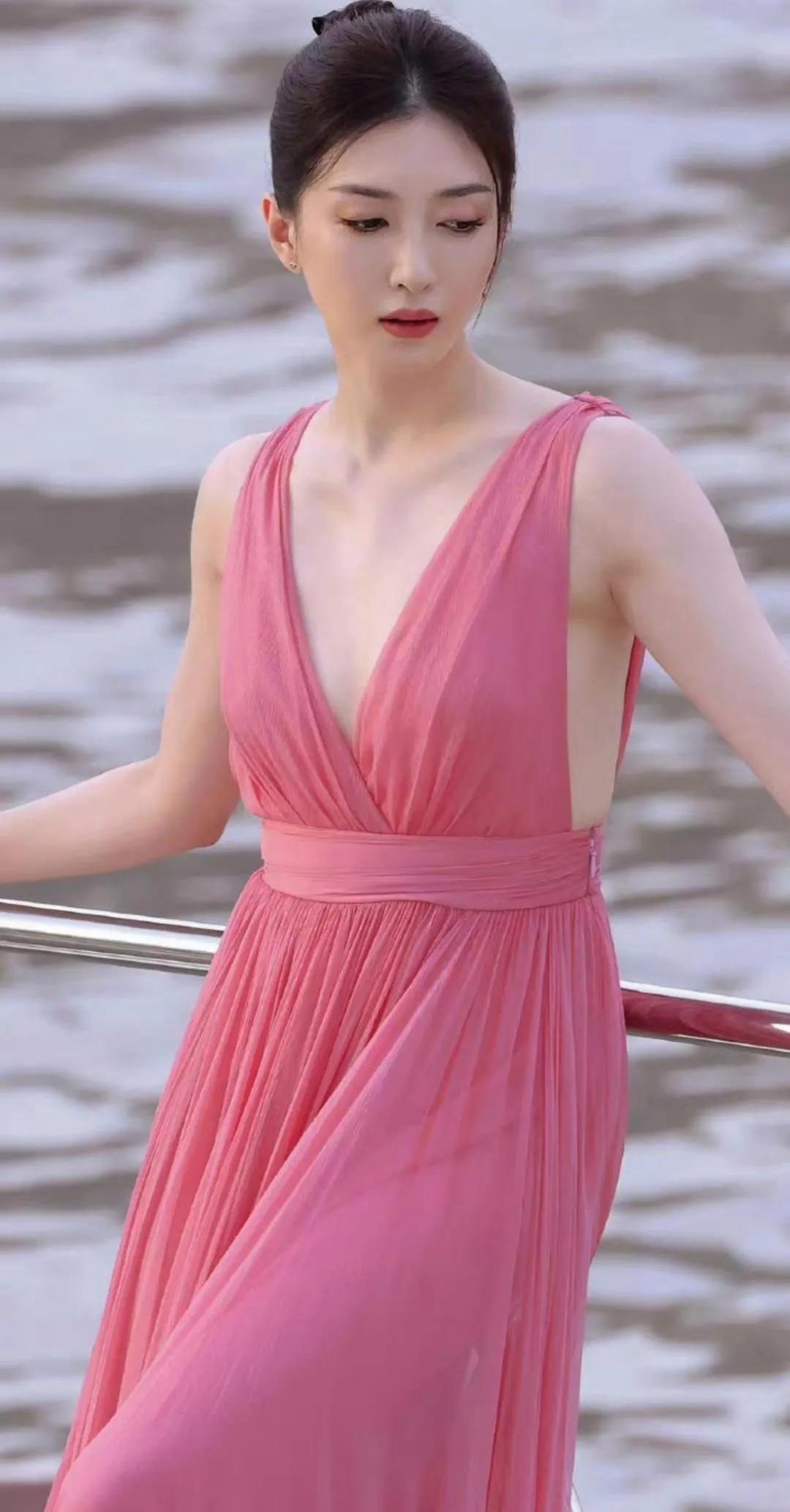 江疏影穿粉红礼服纱裙出席活动,甜美优雅，女人味十足,妩媚性感又不失温柔，真的好迷