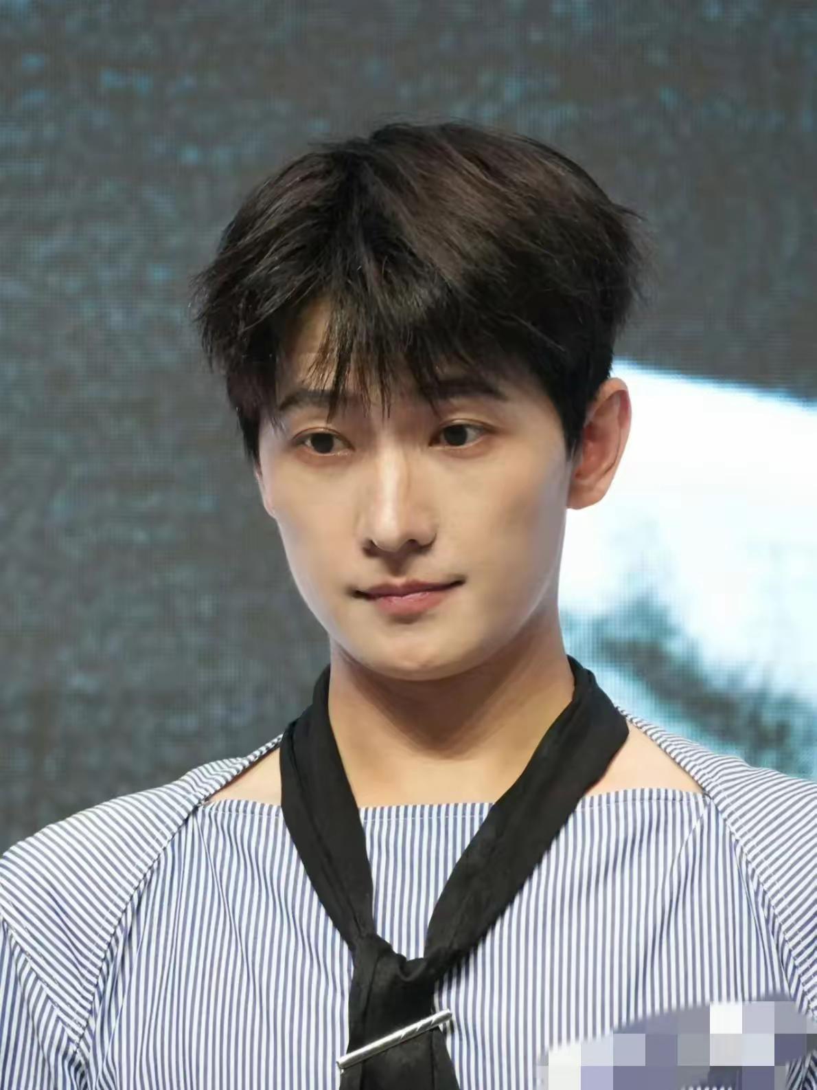 杨洋是长胖了还是发腮了？长相有点变了，没有以前那种少年感了。 ​​​