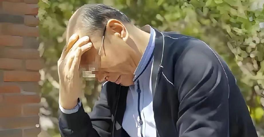 “毫无诚信！”深圳，男子买了一份养老保险，保单写着：60岁按月领取50万。他坚持