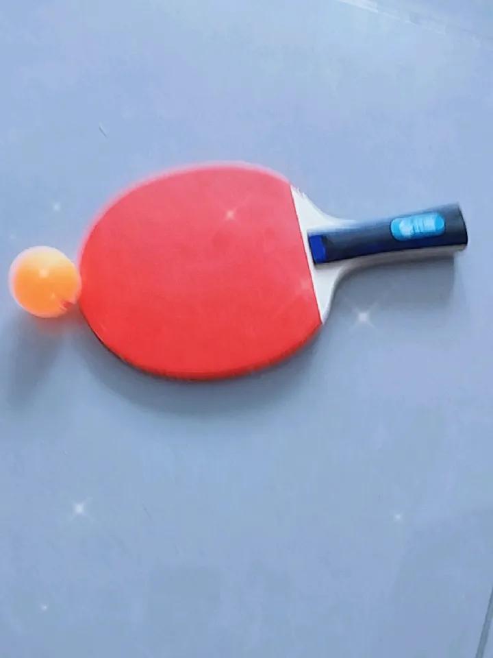 别小看一个乒乓球拍和乒乓球。
回老家发现弟弟买了一乒乓球拍，还有乒乓球。
这也不