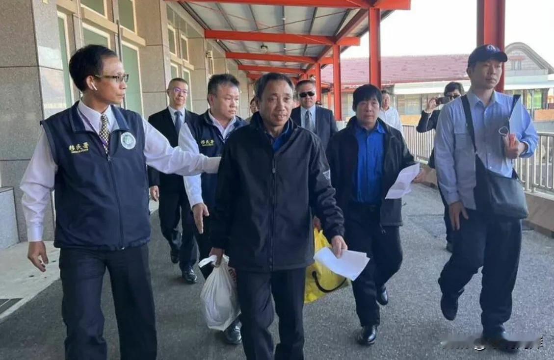 大陆这次拒绝签署“遣返人员移交证书”。
大陆渔船在金门海域遭台湾海巡舰艇强行驱赶