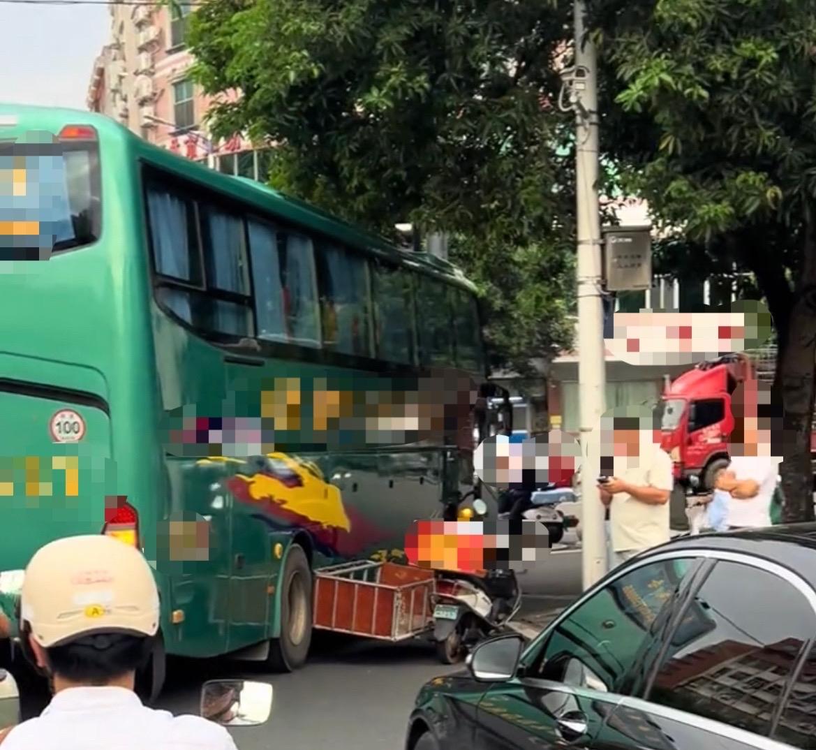 【玉林市妇幼对面大巴车转弯碰撞三轮车】

9月1日，玉林市一环北路市妇幼对面路口