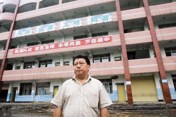 在2008年那场撼动中国的汶川大地震中，一所普通的乡村中学的全校2300余名师生
