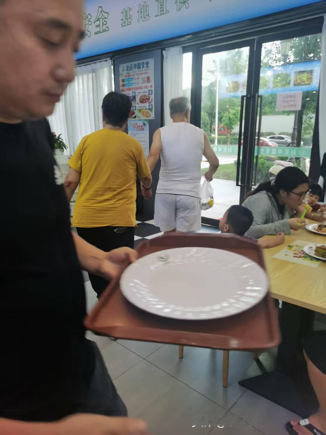 大爷的一举一动让人非常感动！

这段时间我在社区食堂吃饭，
总能遇到一对年迈70