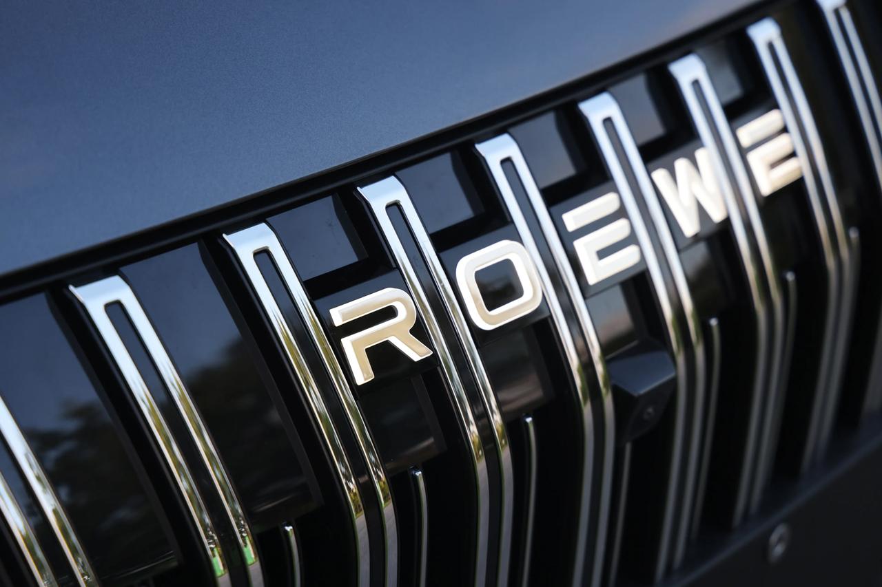 看到青岛老城银装素裹的新闻，白色浪漫刷屏，评论区里雪景配诗，什么“雪作情书片片来