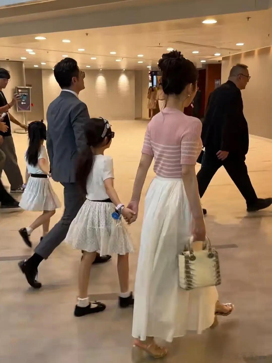 61岁郭富城和老婆方媛带大女儿、二女儿到香港沙田看赛马，他穿着一身西服，打扮贵气