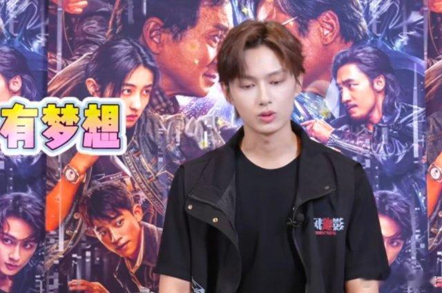 文俊辉说捕风追影看了不后悔 文俊辉演拳击高手胡枫，表现太出彩啦！一边塑造角色，一