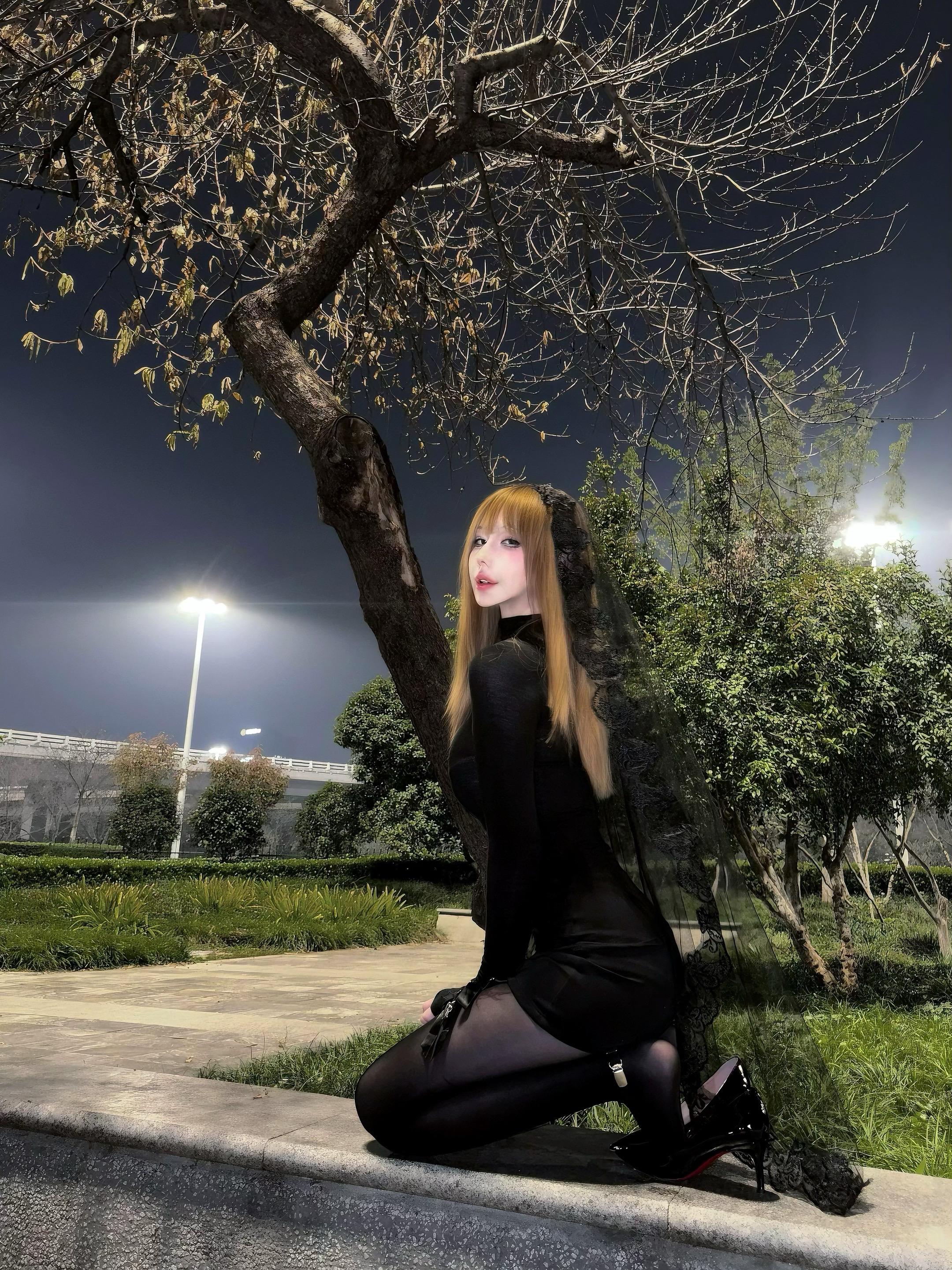 如果你付我 50 美金，我就会出现在你的葬礼上，但站在非常远的地方，不...